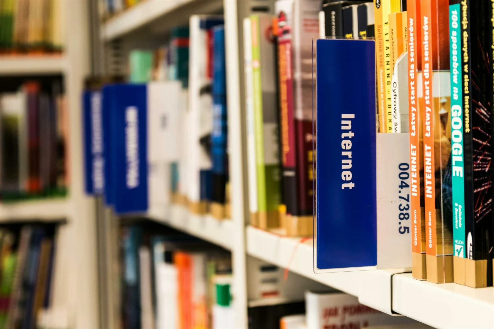 Estante com vários livros para utilizar no projeto de extensão pronto